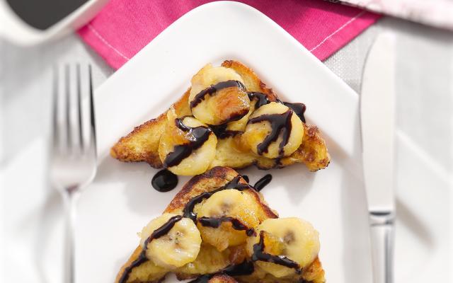 Pain perdu à la banane, sauce au chocolat