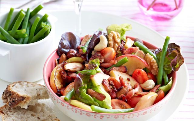 Salade aux pommes, lardons et noix
