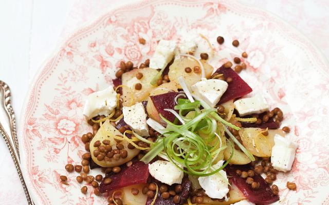 Lauwe aardappelsalade met linzen, rode bieten en geitenkaas