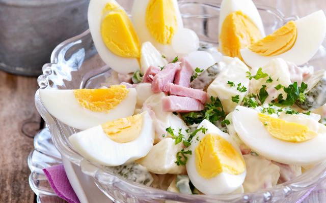 Aardappelsalade met eieren en ham