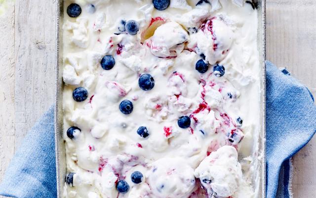 Cheesecake-ijs met frambozen en blauwe bessen