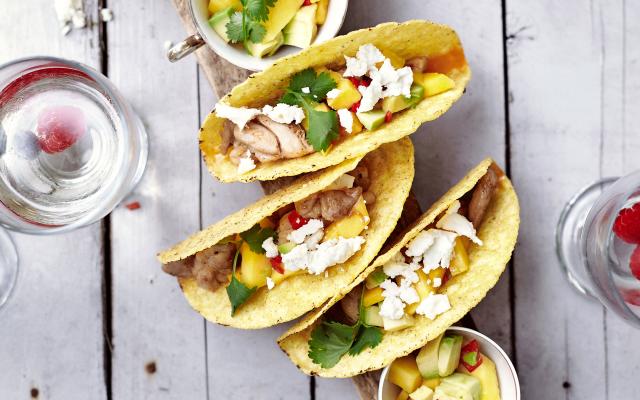 Taco's met gegrilde kip, feta en mangosalade