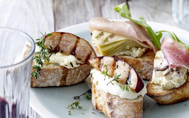 Crostini met geitenkaas en gegrilde nectarine