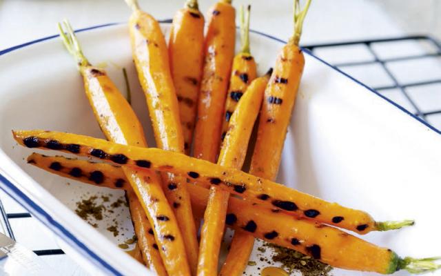 Gegrilde worteltjes met ui-crumble en sinaasvinaigrette