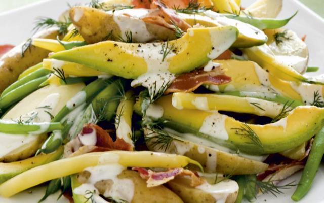 Aardappelsalade met avocado en boterboontjes