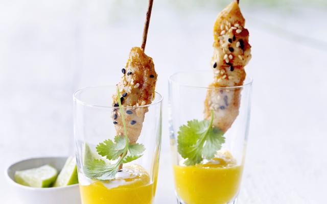 Gemarineerde kipspiesjes met mangodip