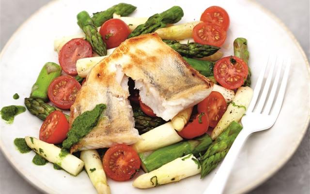 Snoekbaarsfilet met asperges en salsa verde (5 SmartPoints p.p.)
