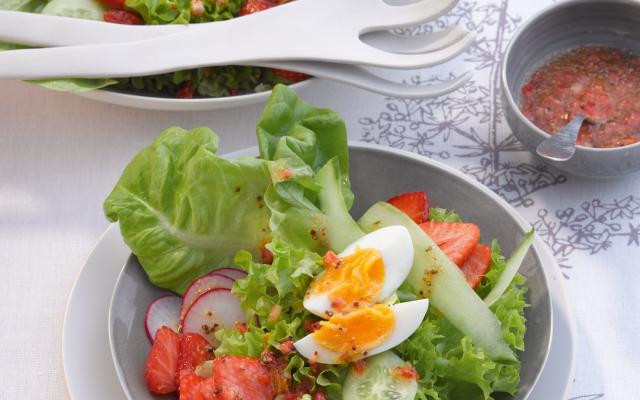 Voorjaarssalade met aardbeiendressing (3 SmartPoints p.p.)