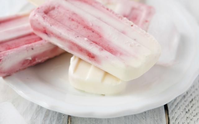 Bâtonnets glacés de yaourt aux fraises