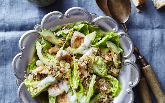 Caesar salad met quinoacrumble en avocado