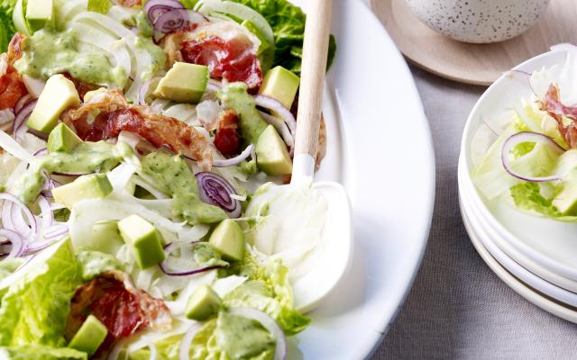 Salade met avocado, ontbijtspek en Romeinse sla