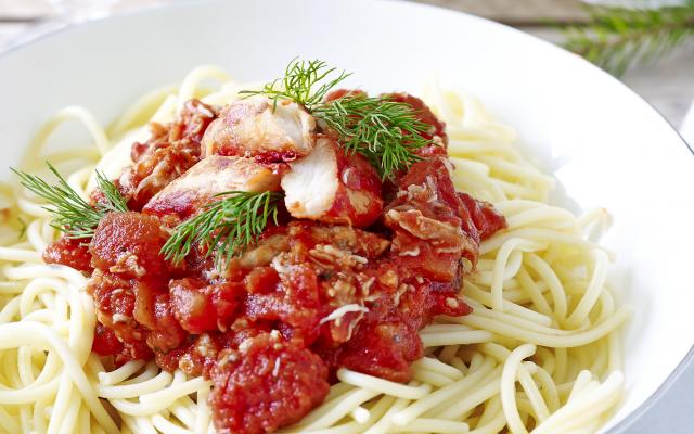 Spaghetti met krab en tomatensaus