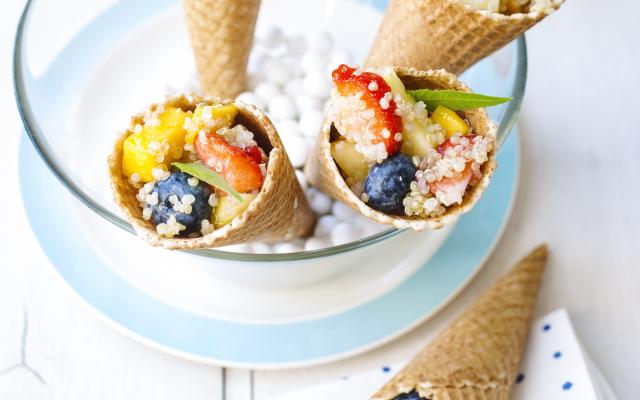 Hoorntjes met quinoa-fruitsalade & Griekse yoghurt