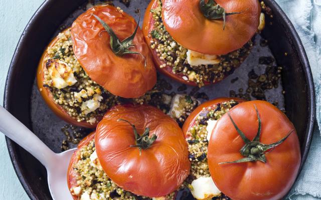Gevulde tomaten met quinoa, groenten en feta