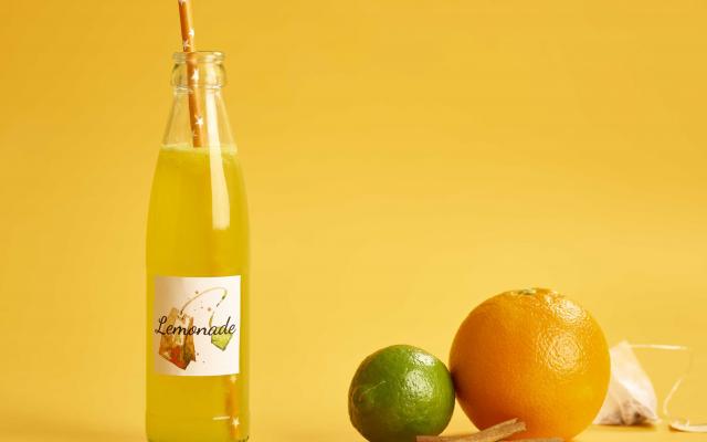 Homemade limonade van witte thee en sinaasappel