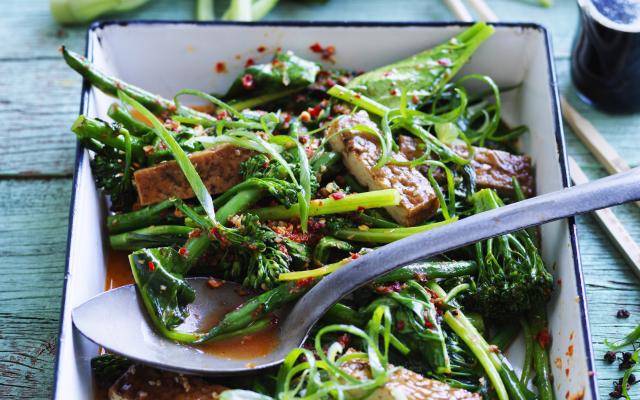 Wok de légumes verts piquants, tofu mariné