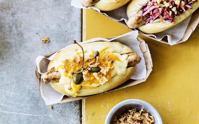 Hotdogs met een heerlijk sausje van gesmolten kaas