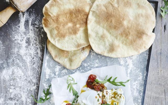 Burrata au pane Carasau et salsa relevée