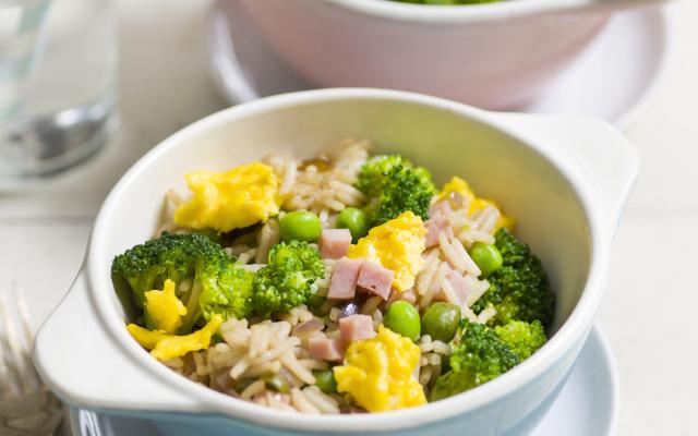 Nasi goreng met broccoli, ham en ei