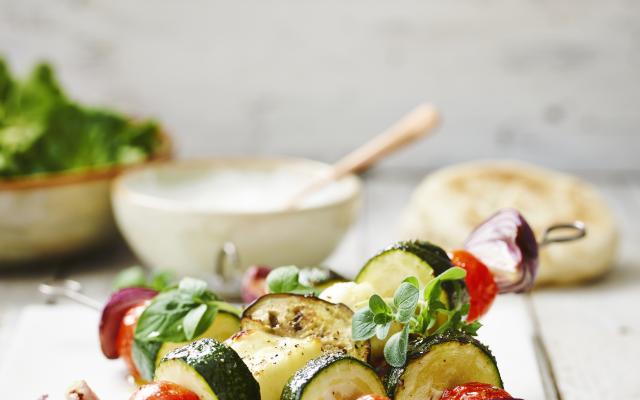 Brochettes de légumes et de haloumi