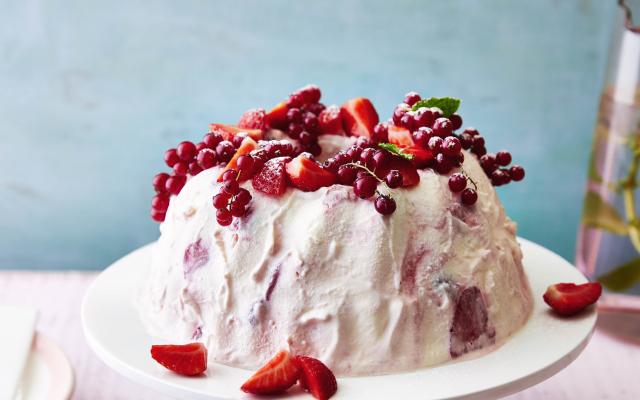 Gâteau au yaourt aux fraises et groseilles rouges