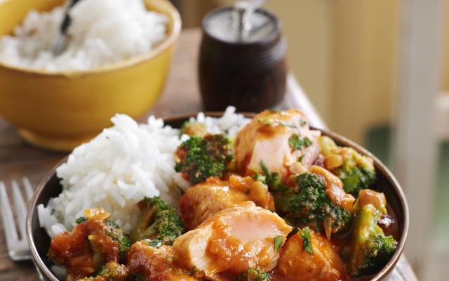 Curry de saumon au brocoli et riz basmati
