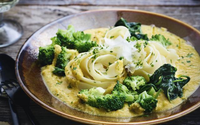 Pasta alfredo met pompoenroomsaus, spinazie en broccoli