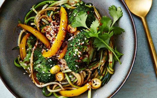 Wok van courgettenoedels en broccoli
