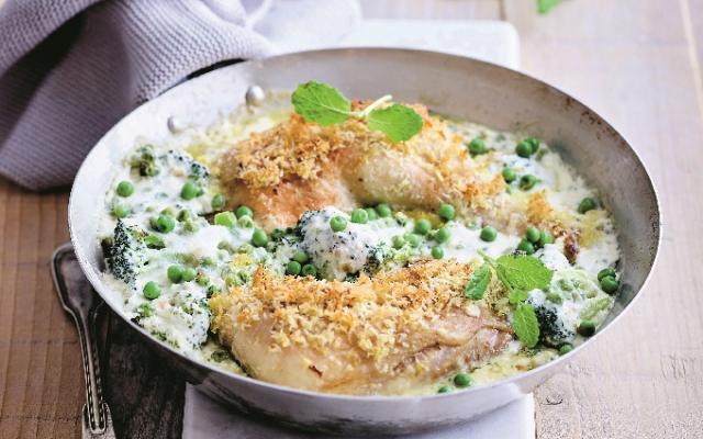 Romige kip met ricotta, erwtjes, broccoli en citroen