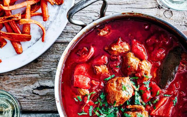 Kalkoenstoofpot met paprika en wortelfrietjes