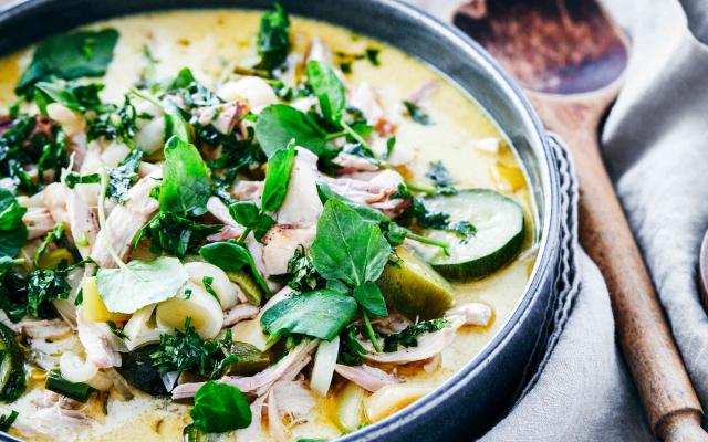 Waterzooi van kip, courgette en waterkers met kruidenolie