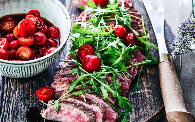 Tagliata met gemarineerde kerstomaatjes