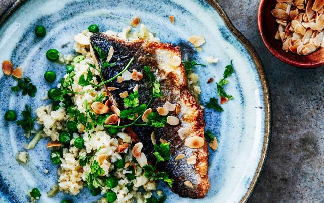 Bloemkoolrisotto met erwtjes, amandelen en zeebaars