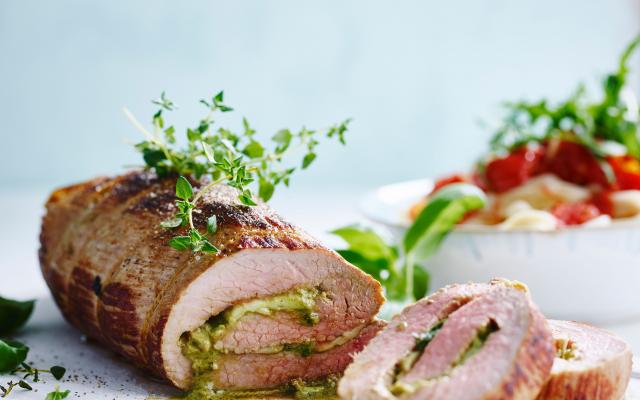 Gevulde kalfsrollade met pesto en mozzarella