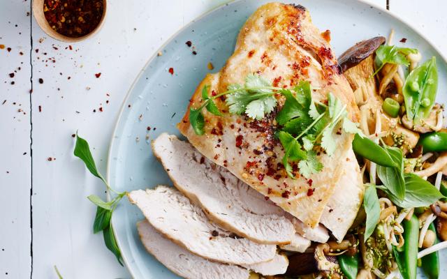 Gelakt kalkoengebraad met Oosterse salade