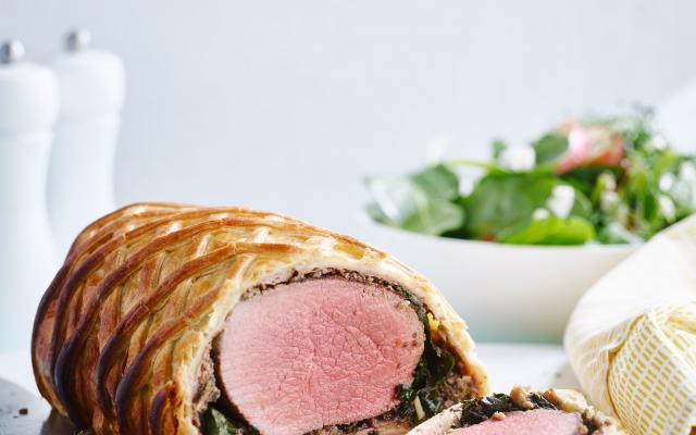 Beef Wellington met spinaziesalade