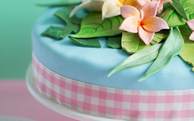 Biscuittaart met exotische bloemen van rolfondant