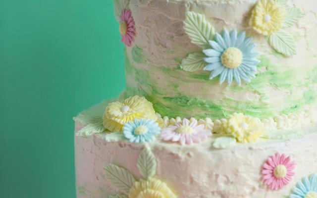 Biscuittaart met margrietjes van suikerfondant