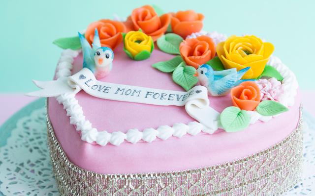 Biscuittaart met rozen van marsepein
