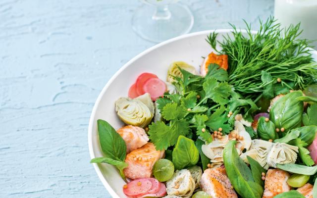 Salade de crudités aux radis marinés, saumon et sauce gorgonzola