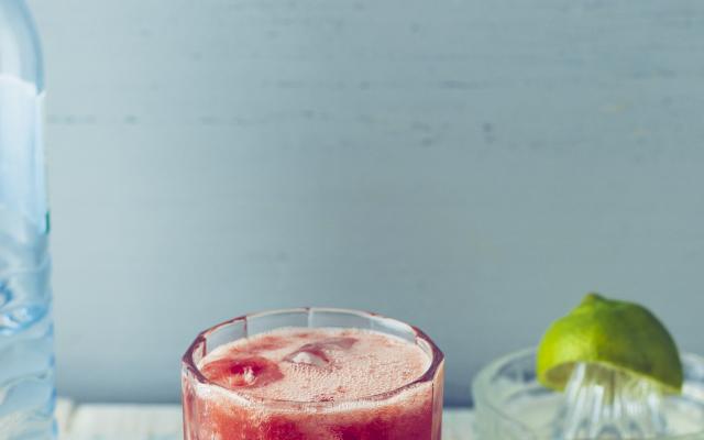 Drankje met aardbeien, watermeloen en mineraalwater
