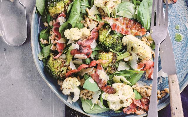 Geroosterde broccoli- en bloemkoolsalade met spek