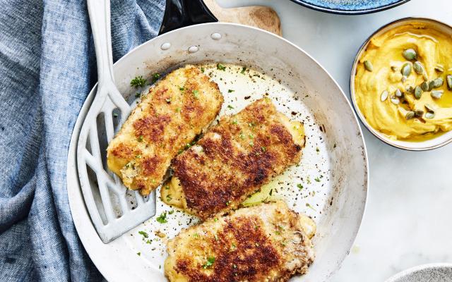 Zelfgemaakte cordon bleu met parelcouscous en geroosterde wintergroenten