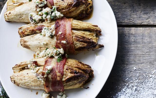 Chicons farcis aux dattes, à la feta et au lard