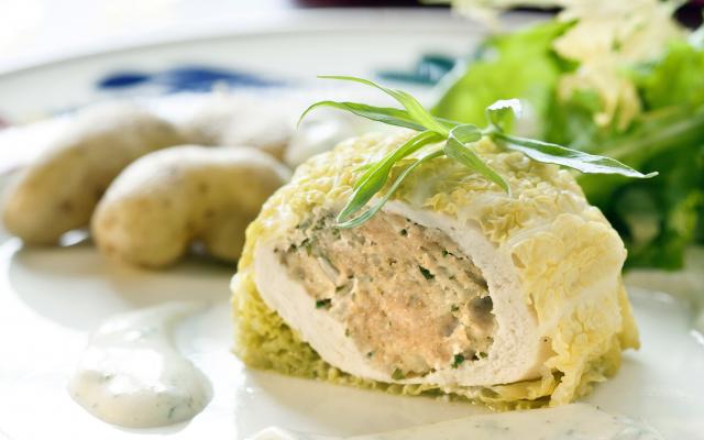 Ballotine de volaille au chou vert, sauce à lestragon