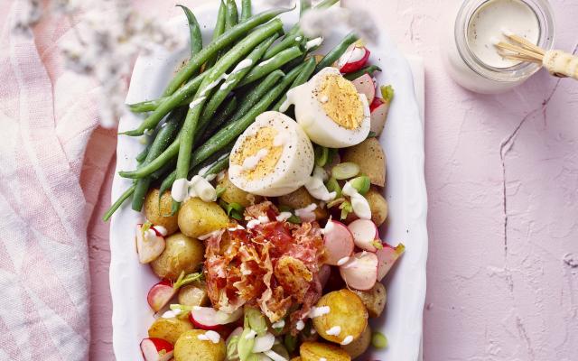 Pittige krieltjessalade met krokante pancetta, eitjes en romige dressing