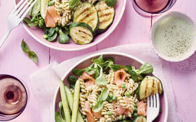 Volkoren pastasalade met gegrilde courgette, gerookte zalm en ricottadressing