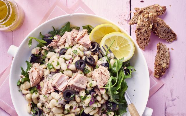 Wittebonensalade met tonijn, olijven en citroenvinaigrette