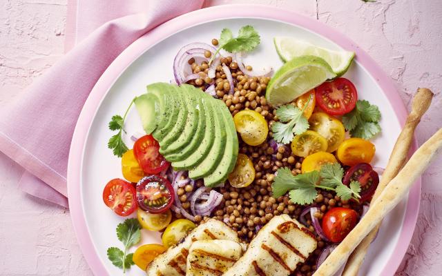 Linzensalade met kerstomaatjes, avocado en gegrilde Berloumi