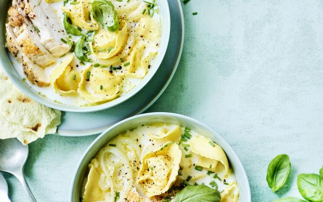 Romige tortellinisoep met gebakken kip